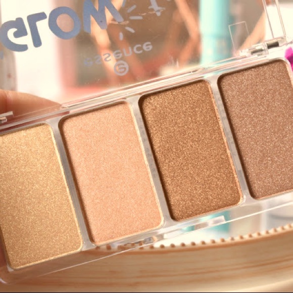 Essence Highlighter Palette - Picture 2 of 5